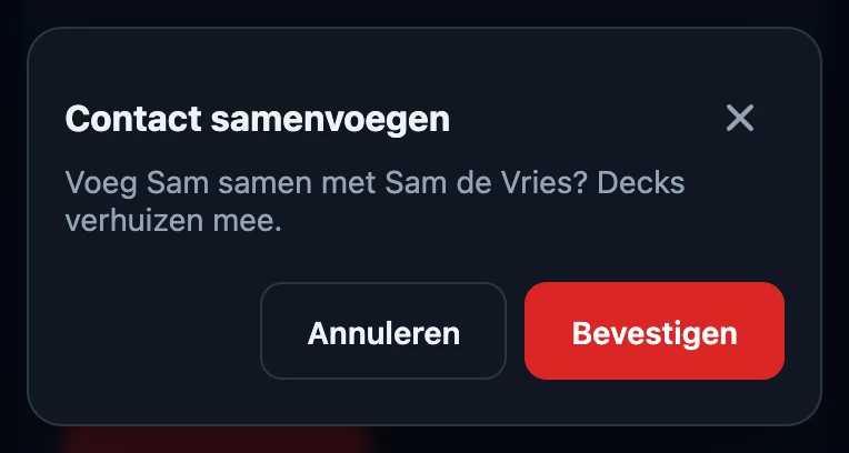 De bevestiging Contact samenvoegen met de vraag Voeg Sam samen met Sam de Vries? Decks verhuizen mee., een knop Annuleren en een rode knop Bevestigen.