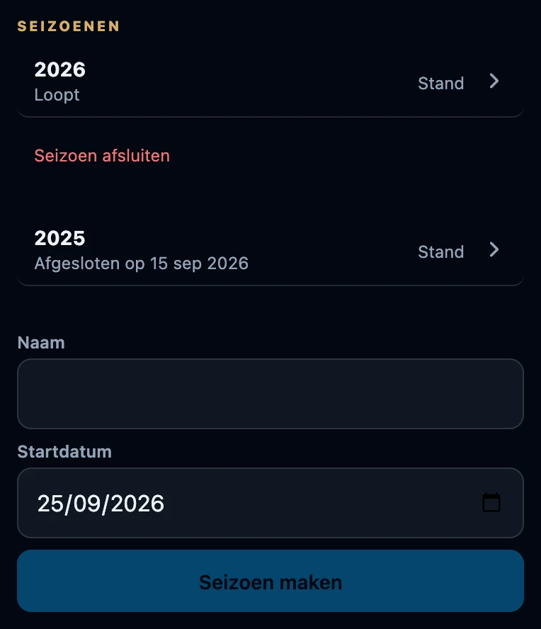 Het blok Seizoenen met het lopende seizoen 2026 en de knoppen Stand en Seizoen afsluiten, het afgesloten seizoen 2025 met Afgesloten op en een datum, en de velden Naam en Startdatum boven Seizoen maken.